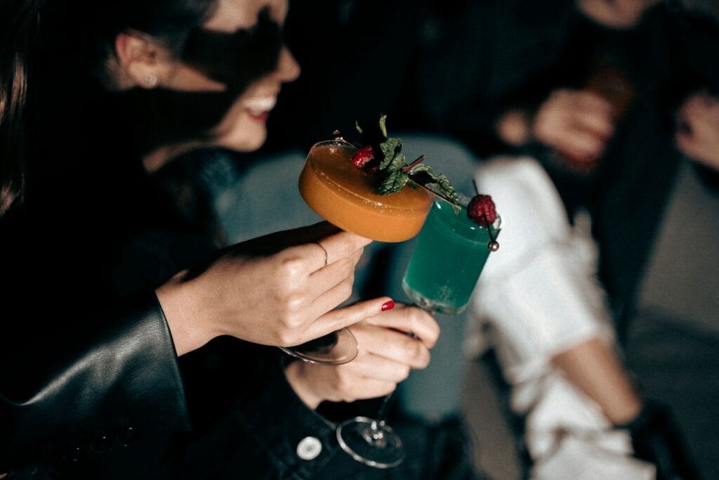 Drinking coacktails with friends